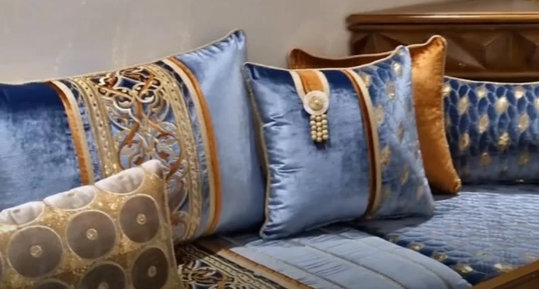 Coussins en velours bleu brodés de fils dorés