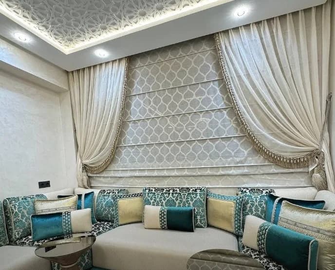 Banquette marocaine en velours et coussins turquoise