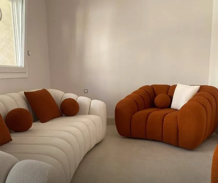 Canapé bouclé ivoire et fauteuil orange